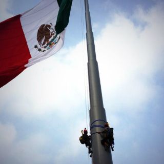 Activistas de Greenpeace escalan asta bandera del Zócalo