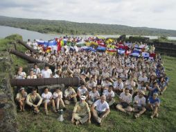 Los ''ruteros'' posarndo con las banderas de sus respectivos países. EFE /
