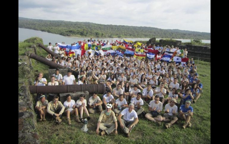 Los ''ruteros'' posarndo con las banderas de sus respectivos países. EFE /