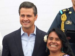 El Presidente Peña Nieto, al momento de entregar uno de los 30 galardones del Premio Nacional de la Cerámica 2013. ESPECIAL /