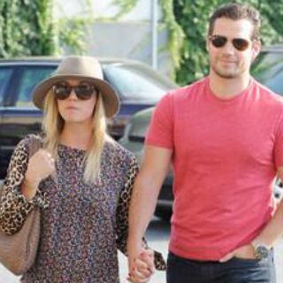 Captan de la mano a Cuoco y Cavill