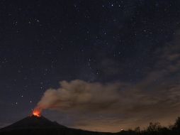 Durante la madrugada de hoy, ''Don Goyo'' emitió vapor de agua y fragmentos incandescentes. EFE /
