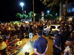 Cientos de manifestantes vuelven a las calles, ahora frente a la casa del gobernador de Río de Janeiro. EFE /