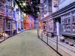 Algunas de las tiendas que comprende la maqueta de tamaño real. ESPECIAL /