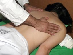 Se cree que para tratar la lumbalgia, se debe permanecer acostado, pero esto puede producir atrofia muscular. ARCHIVO /