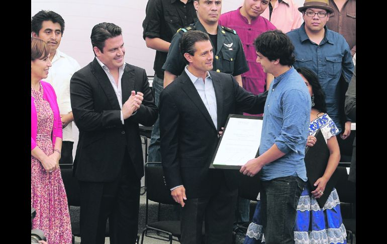 El Presidente Enrique Peña Nieto (centro), acompañado del gobernador Aristóteles Sandoval (izquierda), durante al acto de premiación. EL INFORMADOR /