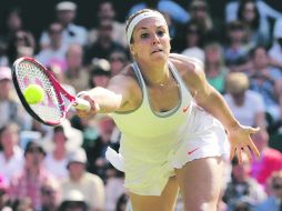 Sabine Lisicki se estira para alcanzar a regresar una bola, durante la semifinal femenil en Wimbledon. AP /