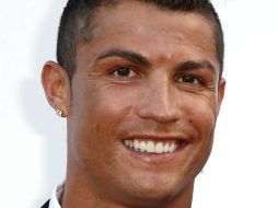 Cristiano Ronaldo posa para la prensa en una exposición de joyería en París. EFE /