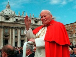 El Papa Francisco aprobó el segundo milagro atribuido a la intercesión de Juan Pablo II y con ello autorizó su declaración como santo. AP /