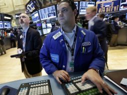 El principal indicador de la Bolsa de Nueva York logra superar la barrera de los 15 mil puntos. AP /