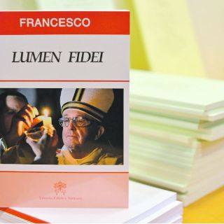 El Papa Francisco llama a recuperar la fe en su primera encíclica