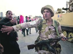 El Ejército egipcio despliega sus tanques cerca de la plaza Tahrir de El Cairo, para intentar controlar los enfrentamientos. AP /