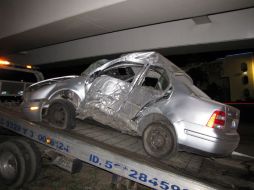 El auto chocó contra los pilares del puente del Álamo. EL INFORMADOR /