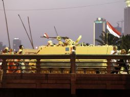 El ejército evacua el puente de Kasr el Nil, próximo al edificio de la Liga Árabe. EFE /