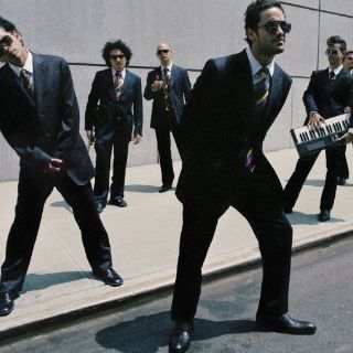 Los Amigos Invisibles abren nueva fecha