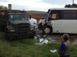 A través de su cuenta en Twitter, @eduardoaguayo4 comparte la imagen de los vehículos siniestrados. ESPECIAL /