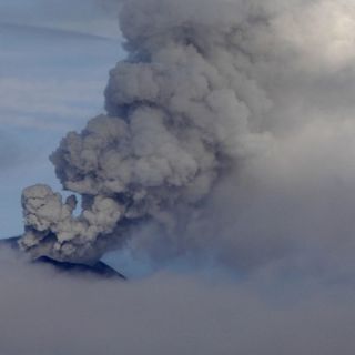 El Popocatépetl lanza fumarola; evaluarán su actividad