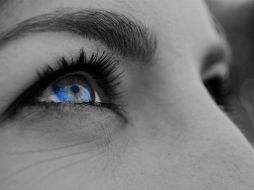 La imagen se proyecta al borde de la retina donde el ojo interpreta la imagen como más cercana. ARCHIVO /