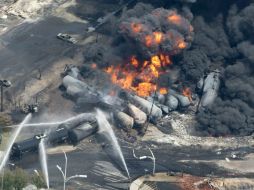 Los incendios provocados por la serie de detonaciones que siguieron no habían sido dominados en la noche del sábado. AP /