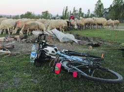 Incertidumbre. Entre las cosas que hay que enfrentar durante los viajes, es el no saber dónde pasarán la noche y podrán bañarse. ESPECIAL /
