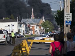 Imágenes de la televisión mostraban llamaradas y columnas de humo, mientras cuadrillas de bomberos buscaban contener la conflagración. AFP /
