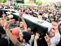 Partidarios del derrocado Mohamed Morsi protestan con dos cuerpos de personas muertas durante los enfrentameintos del viernes. EFE /