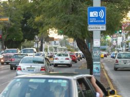 Los equipos de fotomulta sancionan exceso de velocidad, omisión de semáforos en rojo y estacionamiento en lugares prohibidos. ARCHIVO /