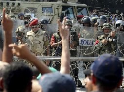 Simpatizantes del presidente depuesto Mohamed Mursi protestan frente a la sede de la Guardia Republicana en El Cairo. EFE /