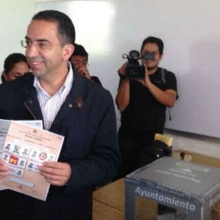 Javier Lozano vota sin estar en lista nominal