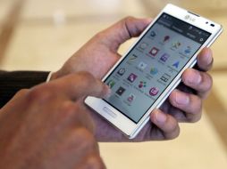 Line permite chatear sin revelar el número de teléfono, jugar y compartir fotos. ARCHIVO /