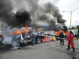 Pobladores de Tultepec incendian una patrulla tipo pick up como protesta. SUN /