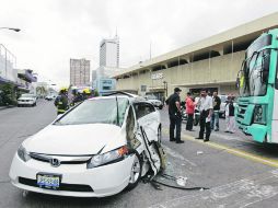 Paramédicos reportaron al conductor del automóvil con lesiones graves EL INFORMADOR /
