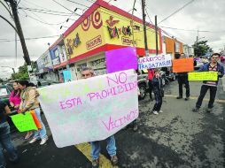 La manifestación. Los vendedores dicen que cuentan con anuencia de los propios vecinos. EL INFORMADOR /
