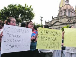 Empleados. El viernes pasado, los trabajadores eventuales del Seguro Popular protestaron a las afueras del Palacio de Gobierno. EL INFORMADOR /