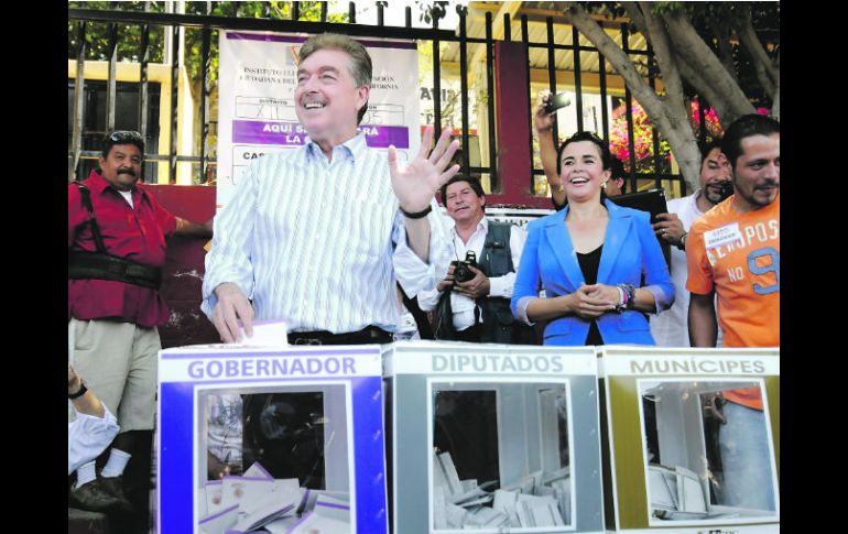 Francisco Vega. El candidato del PAN, al emitir su voto. NTX /