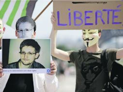 Ciudadanos sostienen una imagen de Edward Snowden en una manifestación en París. AFP /