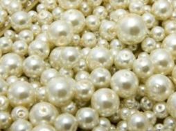 Cuando los frentes de crecimiento del nácar de una perla crecen en vertical, surgen  las llamadas ''perlas gota''. ESPECIAL /