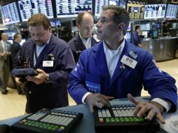 El Dow Jones recuperó los 15 mil puntos, así los tres índices de Wall Street reportaron avances de 1%. AP /