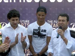 A pesar de estar de vacaciones, el futuro de CR7 (c) se continúa discutiendo. EFE /