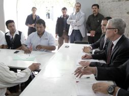 Los trabajadodes protestan debido a que se les quiere obligar a firmar un nuevo contrato con una empresa ''outsourcing''.  /