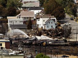 La madrugada del sábado, un tren con 72 vagones con petróleo y sin maquinista se descarriló y explotó en el centro de Lac-Mégantic. AP /