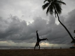 Tormenta ''Chantal'' activa alerta en el Caribe. En la imagen un hombre hace piruetas ante el cielo nublado. EFE /