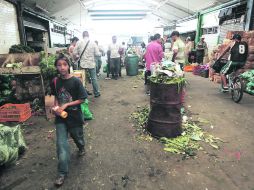 Cuando las ventas bajan,productos como el jitomate se desperdician y los alimentos del día anterior son rematados a mitad de su valor. EL INFORMADOR /