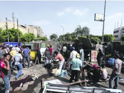Miembros de los Hermanos Musulmanes reunidos tras una barricada durante un enfrentamiento con las fuerzas de seguridad. EFE /
