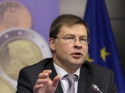 El primer ministro letón, Valdis Dombrovskis, anuncia la adhesión del país al Euro. EFE /