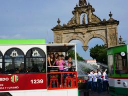 En la imagen, los primeros beneficiados partieron de los Arcos de Zapopan al balneario Los Camachos. ESPECIAL /