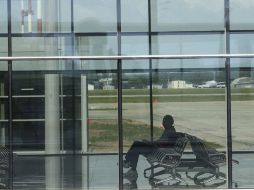 Un pasajero espera en el aeropuerto de Sheremetyevo en Moscú, donde se cree que permanece Snowden. EFE /