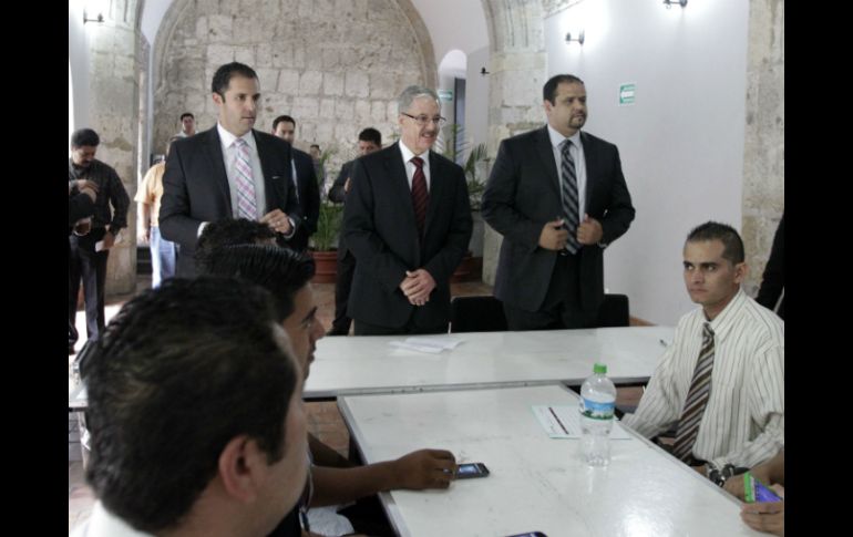 El día de ayer, Jaime Agustín González (c) dijo que sustituirían a los empleados que se negarán a firmar con outsourcing. ARCHIVO /