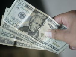La divisa estadounidense se vende en cinco centavos menos respecto al cierre previo. ARCHIVO /