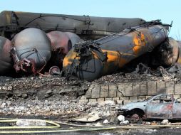 Ocho cadáveres son encontrados entre los escombros luego de que los bomberos sofocaran las llamas. AP /